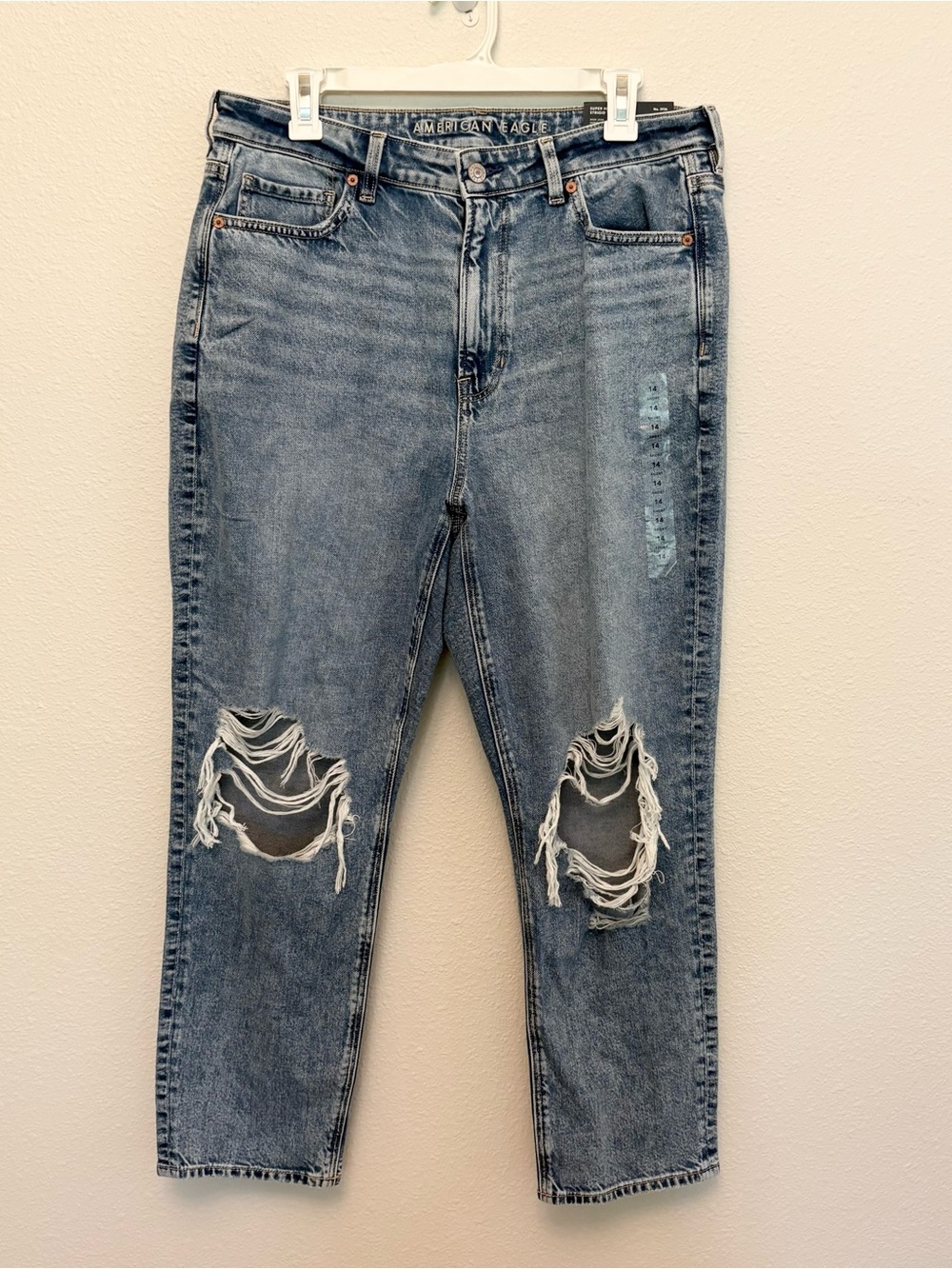 NWT American Eagle Super High Rise Mom Jean Blue Denim Distressed Sz 14S Strigid